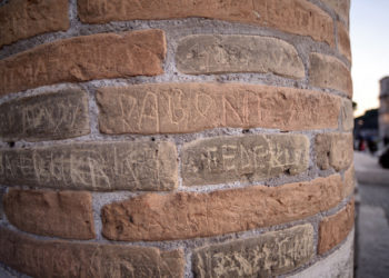 Se înmulțesc cazurile de vandalism la Colosseum. Alți doi turiști au fost surprinși scrijelind pe monument