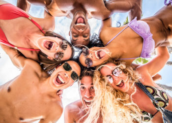 România: „Funny gas” face victime printre tineri pe litoral. Odată inhalat, poate duce la paralizie și chiar infarct