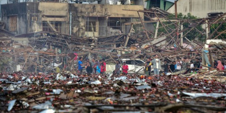 Cel puţin 10 oameni au murit în Thailanda şi peste 100 au fost răniţi într-o explozie la un depozit de artificii