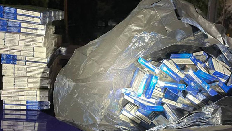 Trafic ilegal cu țigări în vamă: Aproape 400 de pachete cu țigări, găsite sub scaunele unui vehicul