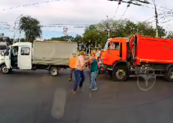 Luptă cu pumnii și picioarele în trafic: Doi șoferi și-au lăsat camioanele în mijlocul străzii și s-au luat la bătut