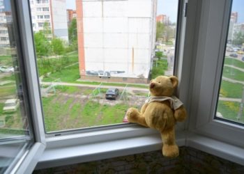 Noi detalii despre fetița căzută în gol de la etajul 4, la Bender. Era acasă doar cu sora geamănă, mam fiind plecată pe scurt timp | VIDEO