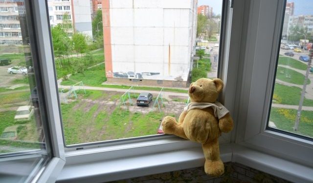 Noi detalii despre fetița căzută în gol de la etajul 4, la Bender. Era acasă doar cu sora geamănă, mam fiind plecată pe scurt timp | VIDEO