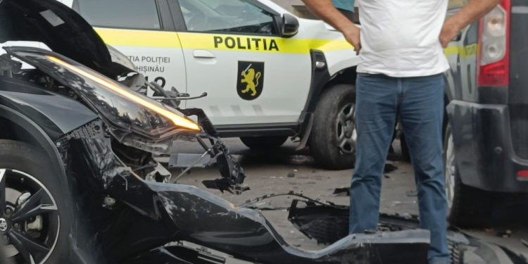 В Кишиневе автомобиль полиции попал в аварию. Один человек пострадал