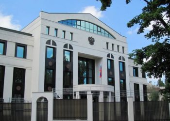 В Кишиневе автомобиль врезался в ворота посольства России. Водитель пытался скрыться от полиции