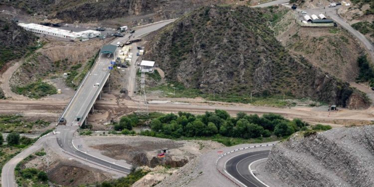 В Нагорном Карабахе заявили о первом случае смерти от голода из-за азербайджанской блокады