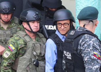 Кандидат в президенты Эквадора пришел проголосовать на выборах в каске и бронежилете