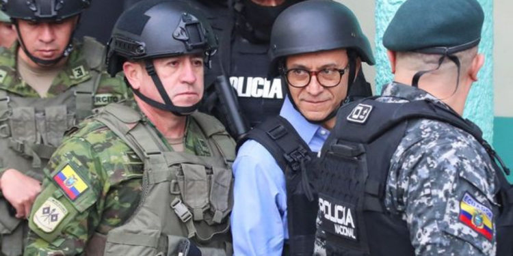 Кандидат в президенты Эквадора пришел проголосовать на выборах в каске и бронежилете