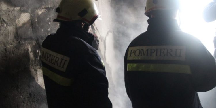 Tânăr din Nisporeni, în stare gravă, după ce a încercat să stingă focul. Ce spun pompierii
