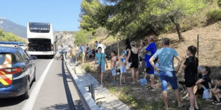 A fost necesară intervenția jandarmeriei: Noi detalii despre autocar cu 54 de moldoveni, defectat în Franța | VIDEO