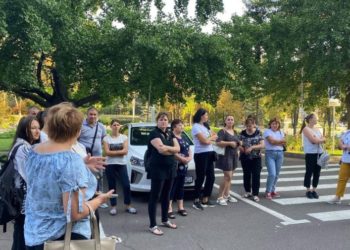 Protest în fața Guvernului: Părinții au cerut Ministerului Educației să nu închidă clasele liceale din Ialoveni | VIDEO