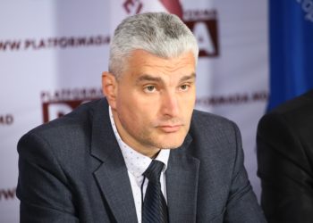 Slusari: Tablou trist și dezmăț în supermarketuri, unde de 2 săptămâni, în plin sezon de fructe, văd doar piersici din Grecia. E diversiune împotriva producătorilor noștri