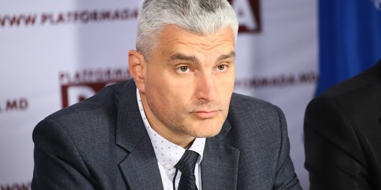 Slusari: Tablou trist și dezmăț în supermarketuri, unde de 2 săptămâni, în plin sezon de fructe, văd doar piersici din Grecia. E diversiune împotriva producătorilor noștri