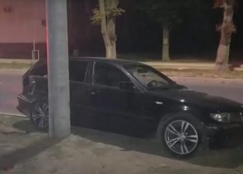 A furat un BMW lăsat cu cheile în mecanism şi a ajuns cu el într-un stâlp: Un bărbat din capitală, reținut de poliţişti