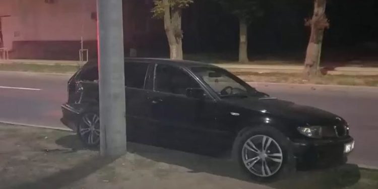 A furat un BMW lăsat cu cheile în mecanism şi a ajuns cu el într-un stâlp: Un bărbat din capitală, reținut de poliţişti