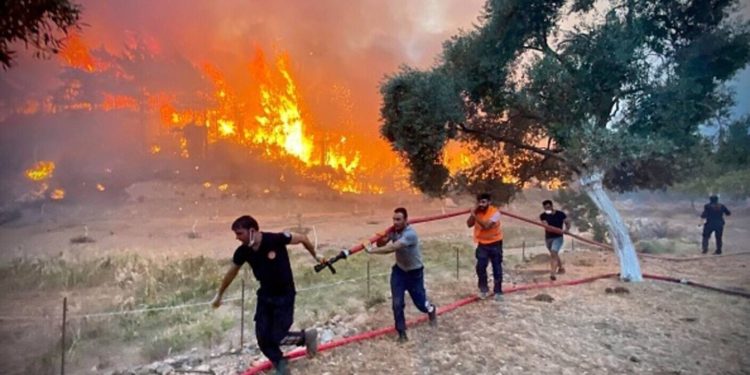 Grecia arde din nou: Locuitorii au primit alertă să stea în casă cu ușile și ferestrele închise | VIDEO