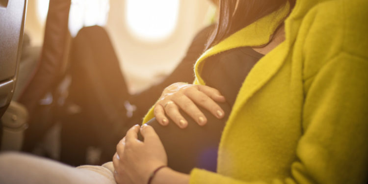 O femeie însărcinată în 9 luni s-a dus la spitalul din Tg. Jiu, România, dar medicii nu și-au dat seama că e gravidă și au operat-o de hernie