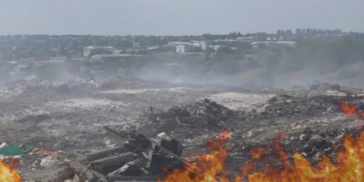 Groapa de gunoi de la periferia orașului Edineț continuă să ardă. Localnici plâng că aerul poluat le-a transformat viața în coșmar | VIDEO