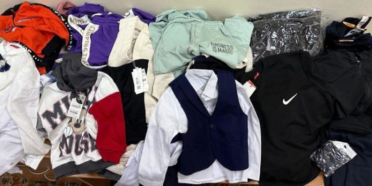 Haine „de brand” și accesorii auto nedeclarate, depistate la vamă: Un moldovean, documentat