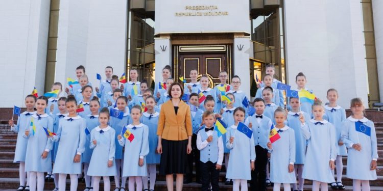 Maia Sandu cu un cor de copii a felicitat poporul ucrainean cu Ziua Independenței | VIDEO