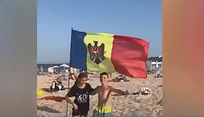 Tinerii din Ansamblul Vatra Neamului au evoluat pe scena din Bulgaria | VIDEO