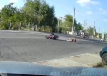 Un motociclist de 18 ani, în comă, după ce a ajuns cu Ducati într-un camion: Momentul în care tânărul intră cu viteză în autoturism