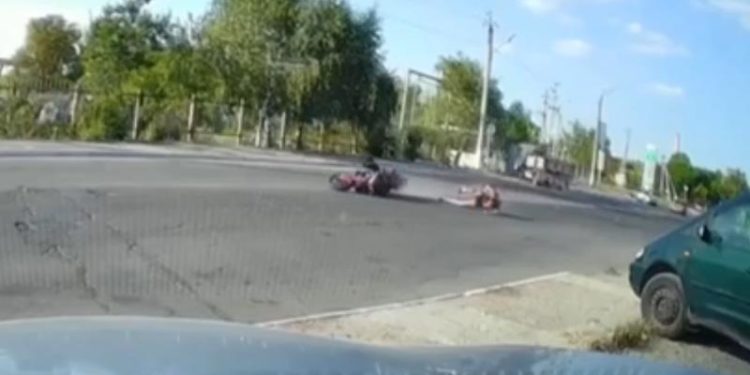 Un motociclist de 18 ani, în comă, după ce a ajuns cu Ducati într-un camion: Momentul în care tânărul intră cu viteză în autoturism
