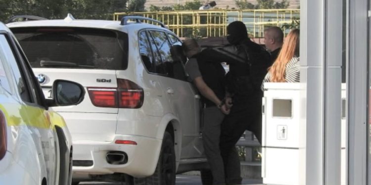 С ребенком на руках: правоохранители задержали члена ОПГ, распространявшего наркотики