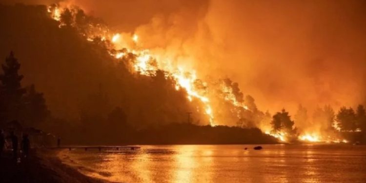 Grecia se luptă pentru a zecea zi cu cel mai ucigător incendiu din Europa din această vară