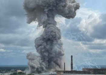 В Сергиевом Посаде на складе пиротехники произошел мощный взрыв. Во многих домах выбило окна. Пострадали больше 30 человек