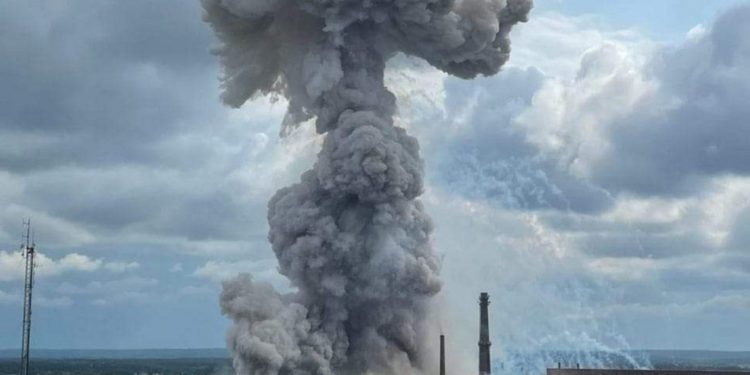 В Сергиевом Посаде на складе пиротехники произошел мощный взрыв. Во многих домах выбило окна. Пострадали больше 30 человек