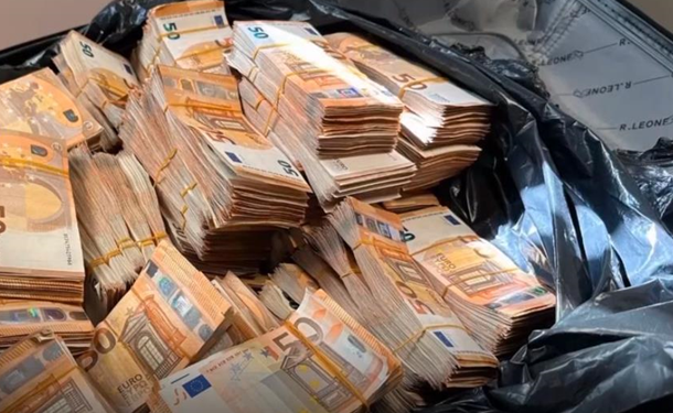 В Италии полицейская собака унюхала в багаже женщины более миллиона евро