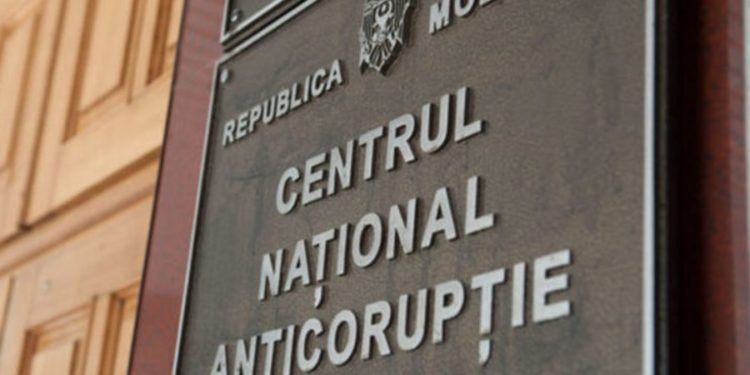 Адвоката подозревают и вымогательстве 6000 евро