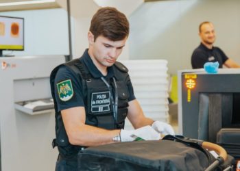 В кишиневском аэропорту задержали контрабанду: 32-летний иностранец попался таможенникам с сумкой, полной сигарет