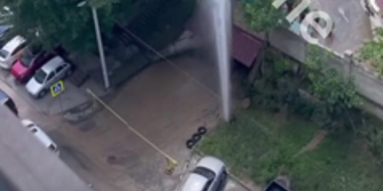 «Фонтан высотой с восьмиэтажный дом». В столице прорвало водопроводную трубу | VIDEO