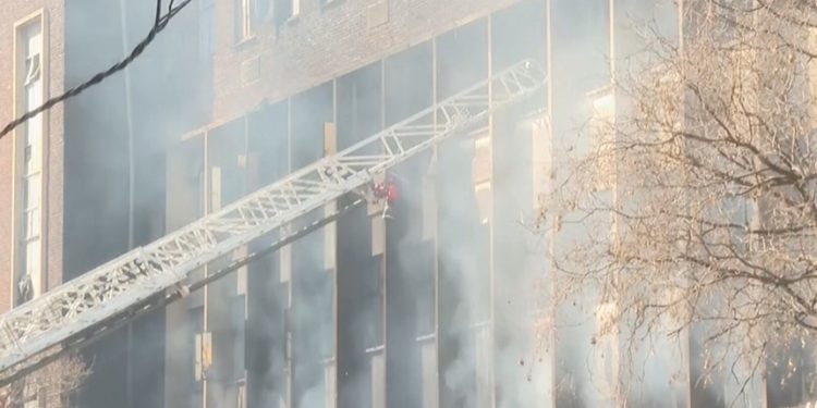 Более 70 человек погибли: в Йоханнесбурге произошел пожар в пятиэтажном здании, где жили бездомные и мигранты