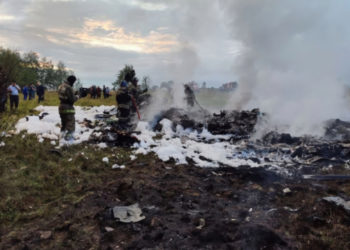 Росавиация опубликовала список пассажиров разбившегося Embraer