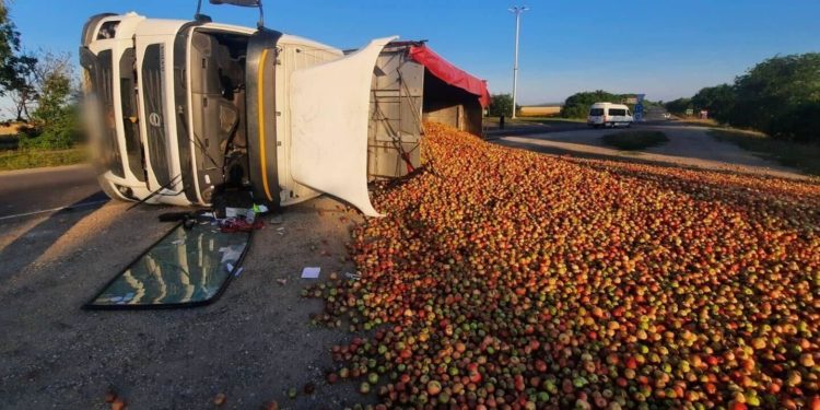 В Сороках перевернулся грузовик с яблоками