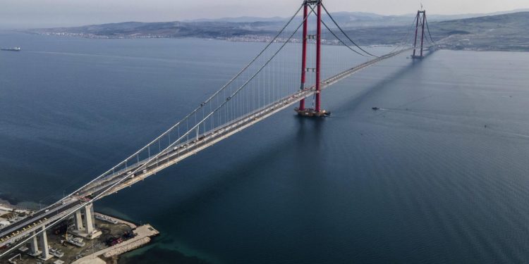 Из-за лесного пожара, Турция закрыла пролив Дарданеллы