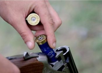 Focuri de armă, la Dondușeni. Un bărbat și-a împușcat fiul și nora dintr-o armă deținută ilegal