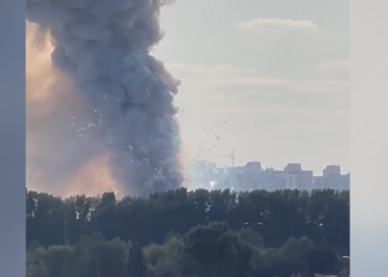 В Кемерово загорелся крупный склад пиротехники