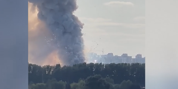 В Кемерово загорелся крупный склад пиротехники