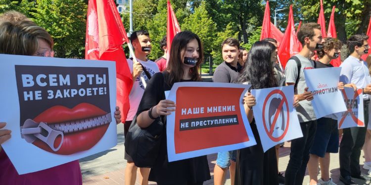 Partidul „Renaștere” a desfășurat un protest lângă sediul Președinției: Manifestanţii s-au opus înființării Centrului pentru Comunicare Strategică și Combaterea Dezinformării și au cerut încetarea cenzurii și persecuțiilor | VIDEO