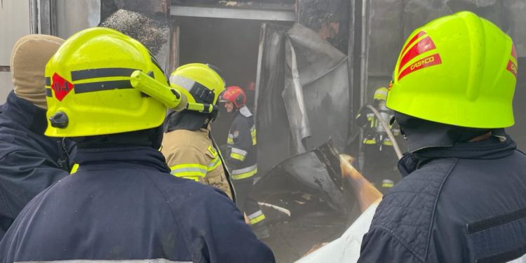 Un depozit de paleți din lemn, cuprins de flăcări la Ghidighici. Pentru lichidarea incendiului, au fost trimise opt autospeciale de intervenție cu un efectiv de 62 de salvatori și pompieri | VIDEO