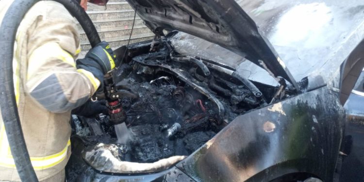 IGSU prezintă detalii despre automobilul ce a luat foc pe o stradă din municipiul Chișinău: A fost distrusă secțiunea motorului și parțial salonul vehiculului