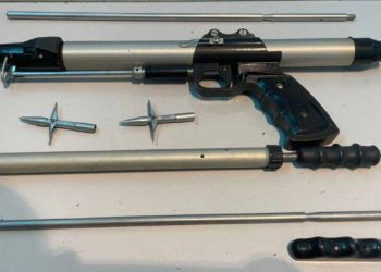 „Surpriză” în valiză: Un bărbat, prins cu o arbaletă pentru vânătoare subacvatică nedeclarată, la Aeroport