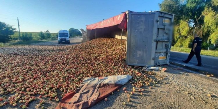 В Сороках перевернулся грузовик с яблоками
