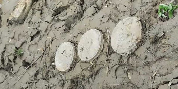 Trei mine antitanc, de pe timpul celui de-al Doilea Război Mondial, depistate pe malul râului Prut