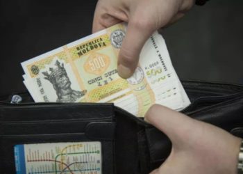 Cifre Promo-LEX: Datorită plăților compensatorii, deputații ar putea ridica lunar până la 45 de mii de lei. Totuși, cei care boicotează ședințele rămân fără bani: Muncim în teritoriu. Asta oare nu e muncă? | VIDEO