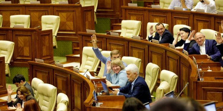 Promo-LEX susține că deputații au plecat în vacanță cu restanțe: „23 de proiecte au fost votate cu încălcarea transparenței”